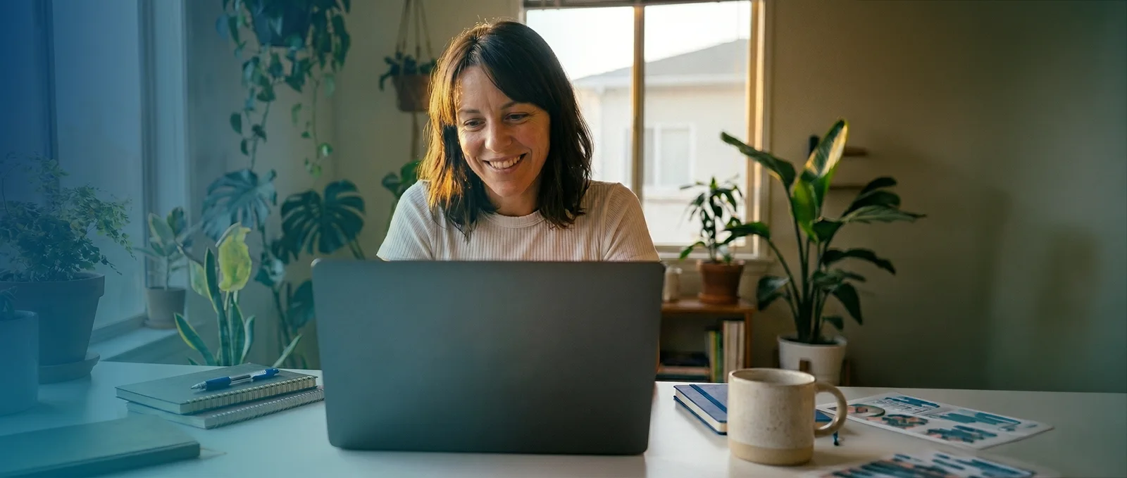 Ondernemer dient eenvoudig een factuur in op de laptop